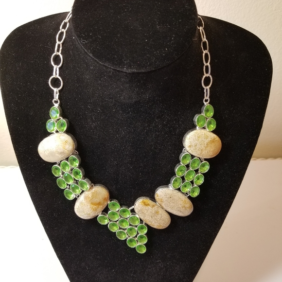 REFINED NECKLACE NWOT